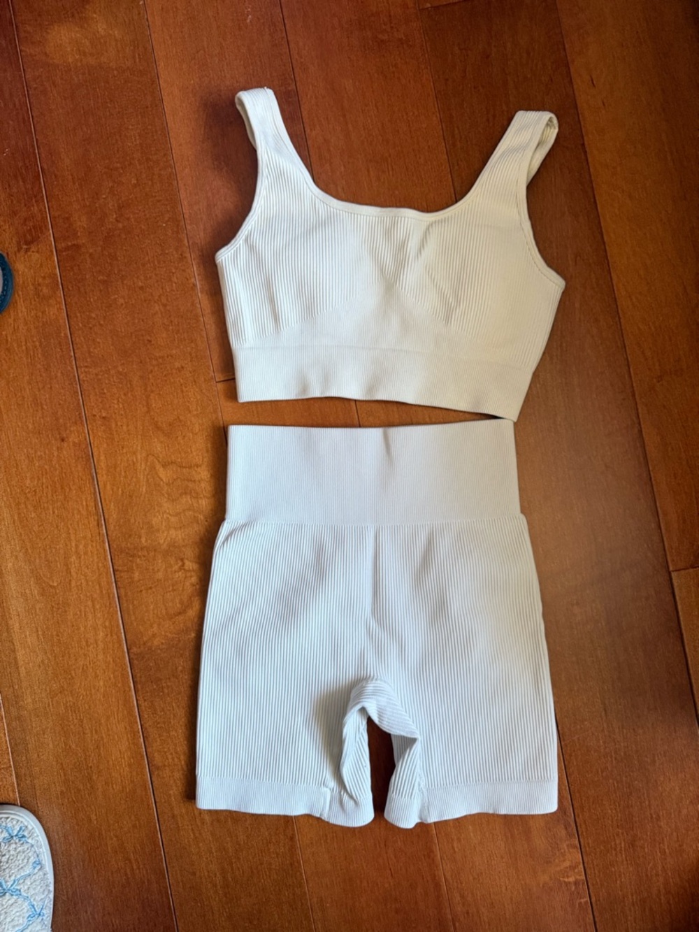 High-Waist off white Ribbed Bike Shorts and padded bra workout set sz S